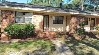 Building Photo - 2201A Oak St