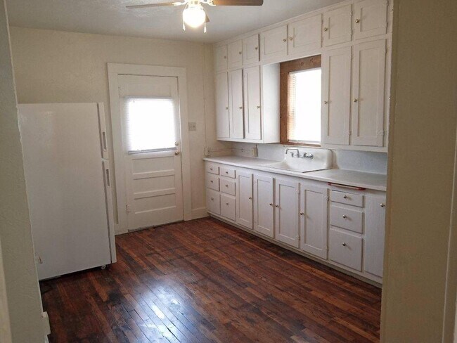 Foto del edificio - 3 Bed, 1 Bath - Near the University