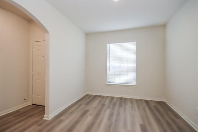 Building Photo - 10510 Sweetwater Creek Dr