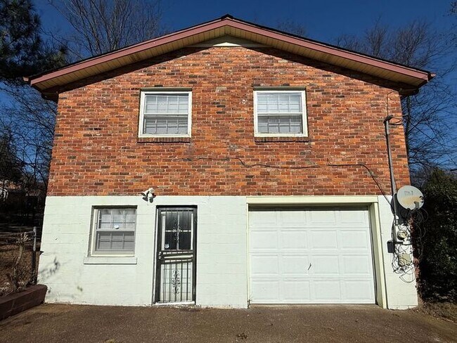 Foto del edificio - Renovated Multi-Story Brick House in East Nashville - Fenced in Yard