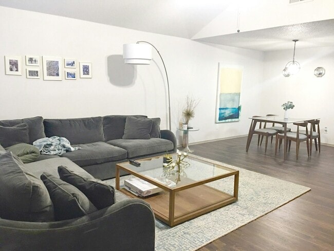 Foto del edificio - 6909 Bentley Ave