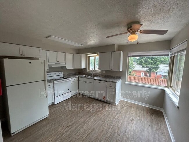 Building Photo - 1233 Lytle Ln