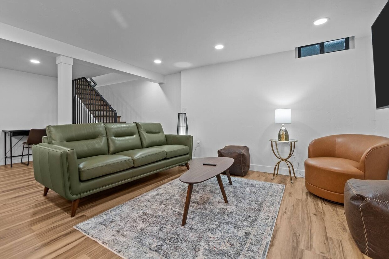 Primary Photo - 1095 April Ln