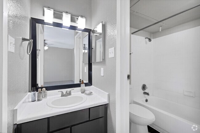 Estudio, 1BA - 475SF - Baño - Estates at Westchase