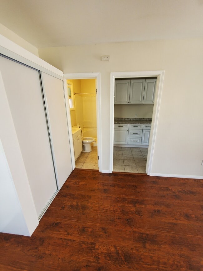 Vista al baño y a la cocina. - 13108 S Vermont Ave