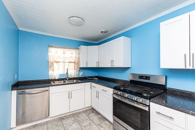 Building Photo - LOOK NO FURTHER! Beautiful 3 Bedroom / 1Ba...