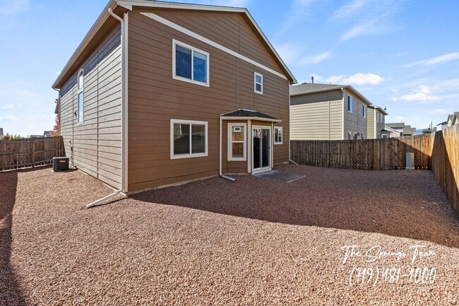 Building Photo - HUGE 3 Bedroom/2.5 Bathroom Home in Courty...