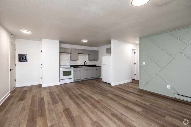 2BR, 1BA - 825 SF - Living Room - Crossroad Apartments