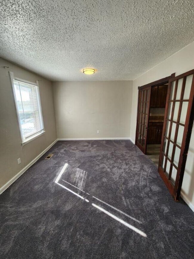 Building Photo - Spacious 3 bed/2 bath - Large Fenced Yard ...