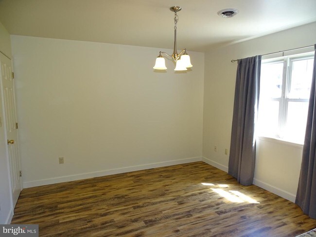 Building Photo - 2337 McCleary Dr