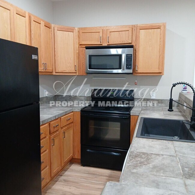 Building Photo - Nice Updated Home For Rent in the U of M area