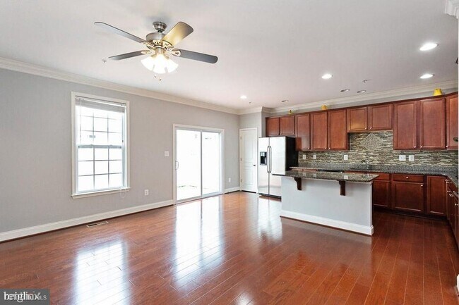 Foto del edificio - 3 br, 2.5 bath Townhome - 8864 Purple Iris Ln