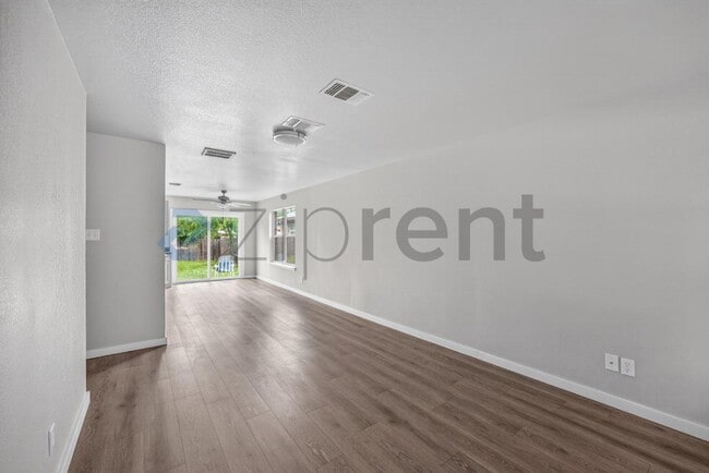 Building Photo - Unit