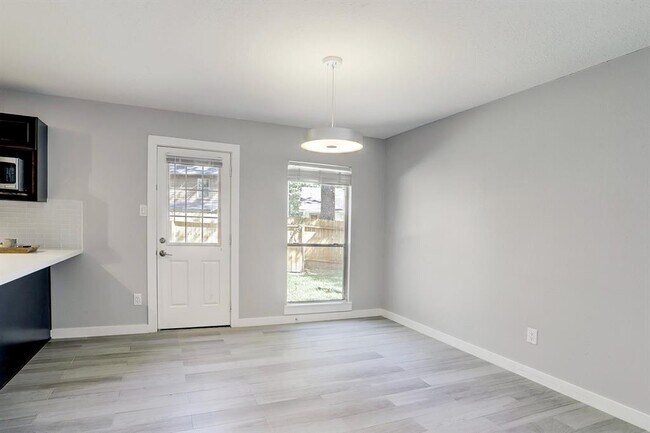 Building Photo - 6 Hopvine Ct