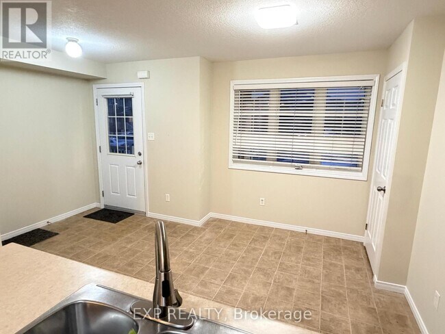 Photo du bâtiment - 50 Howe Dr