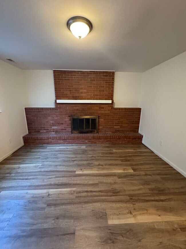 Building Photo - 4335-4335 W Bethany Dr