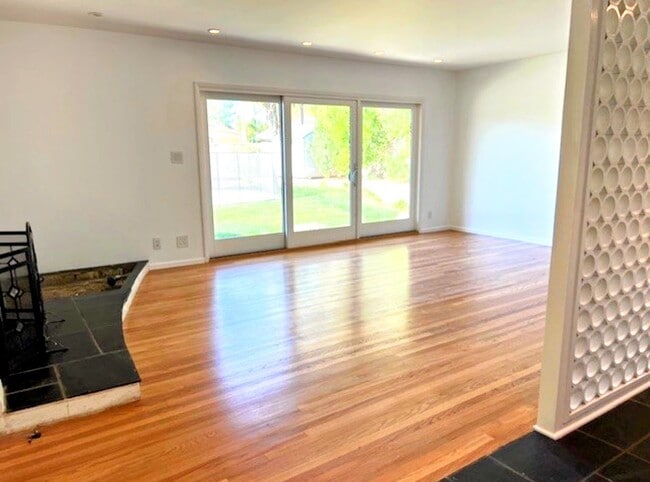 Foto del edificio - 9647 Vanalden Ave