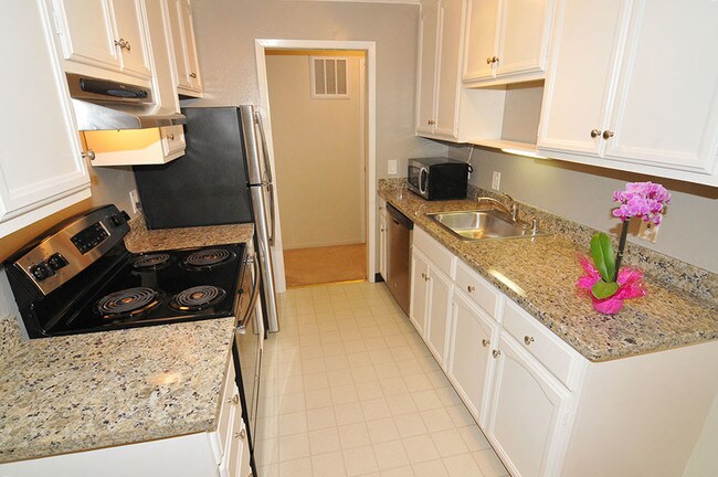 Building Photo - 135 Acalanes Dr