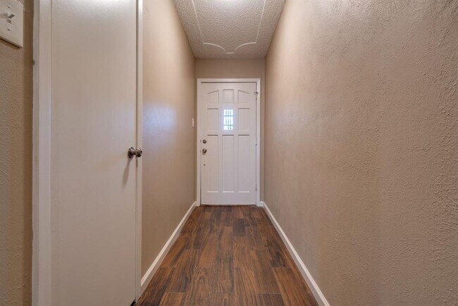 Building Photo - 3718 Country Club Dr W