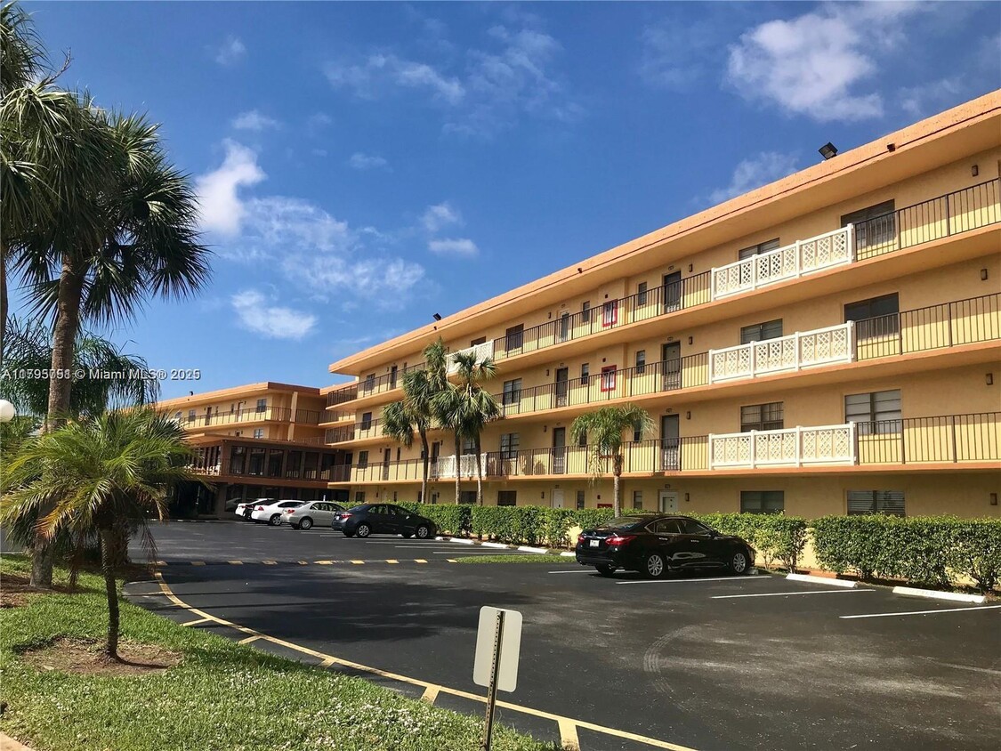 Foto principal - 9273 SW 8th St