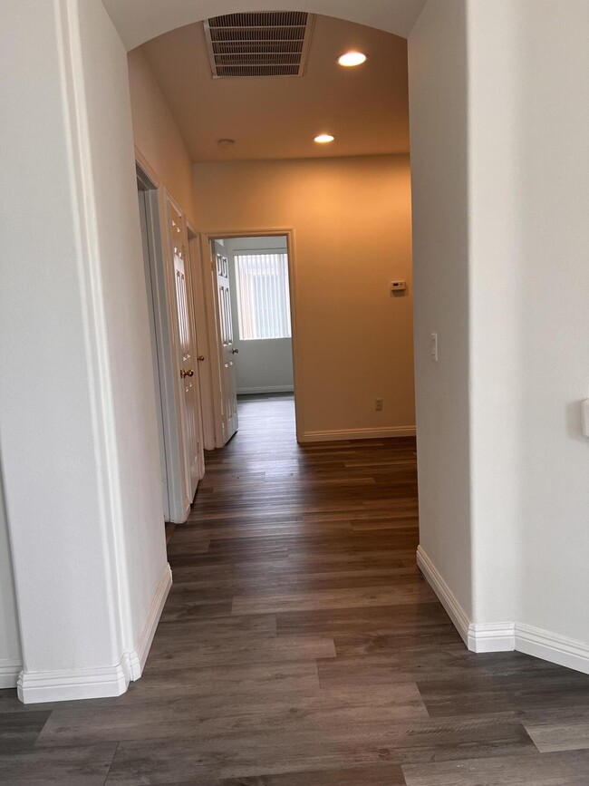 Building Photo - 3406 Club Rancho Dr