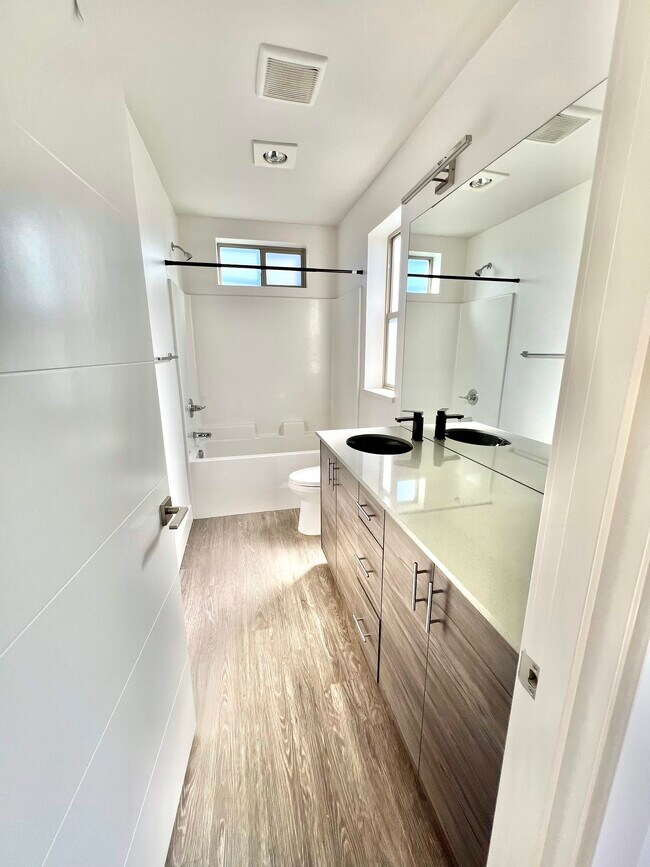 8216 N Chautauqua Blvd Unit B, Portland, OR 97217 Apartments in Portland, OR