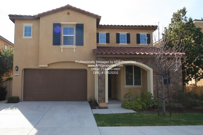 Foto principal - 4 bedroom / 3.5 bathroom home with 2 car g...