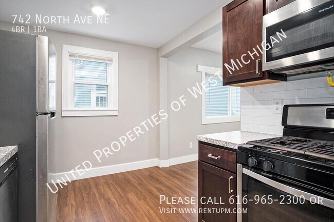 Building Photo - 742 North Ave NE