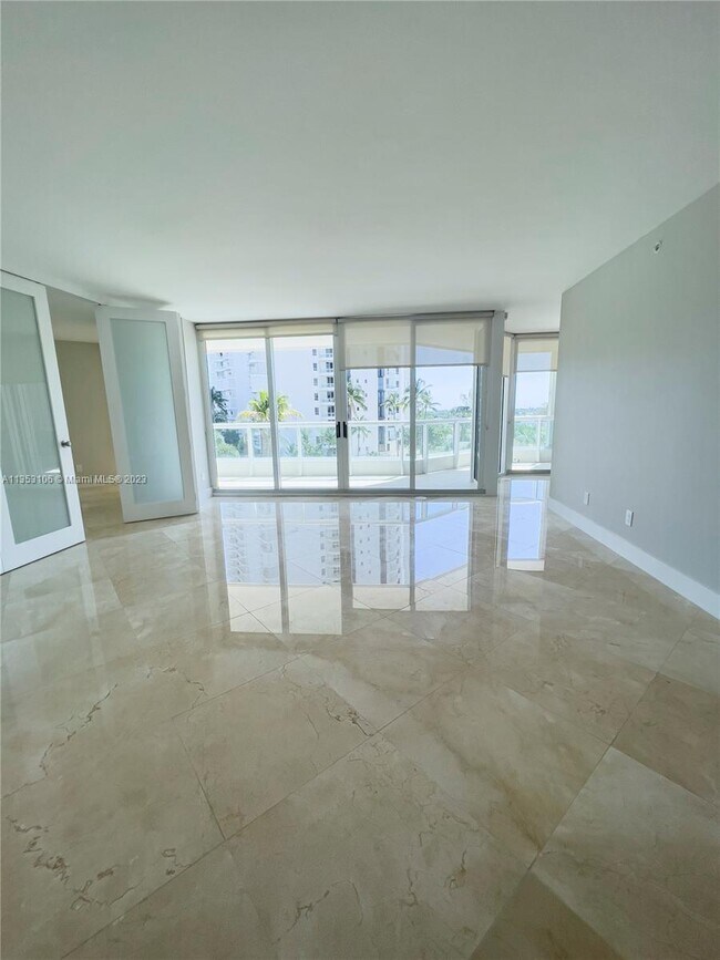 Foto del edificio - 21055 Yacht Club Dr
