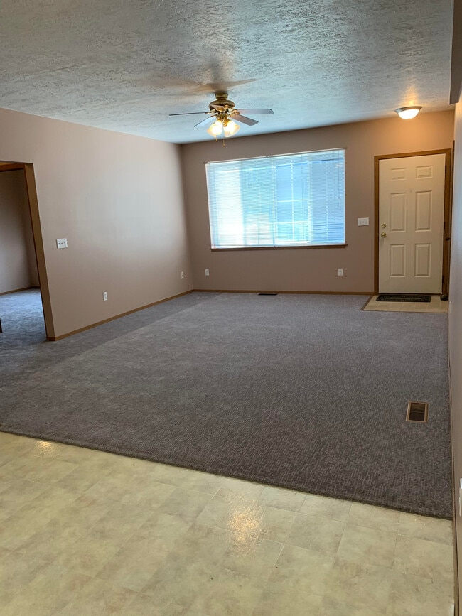 Living Room - 2717 E Pioneer Trl