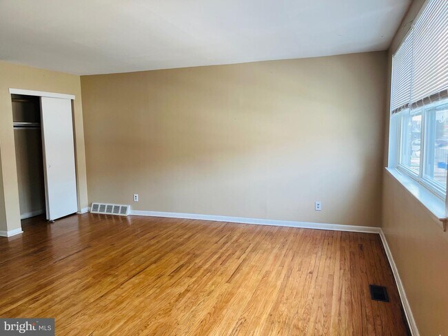 Building Photo - 3764 Genesee Dr