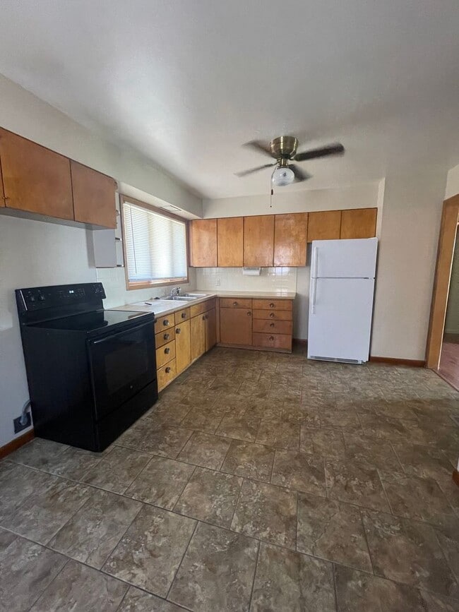 Building Photo - 3 Bedroom, 1 Bathroom Home