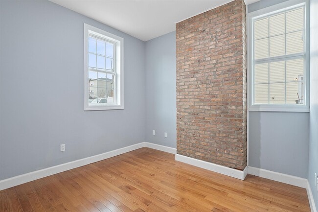 Building Photo - 100 Griffith St