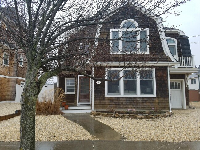 Building Photo - 311 6th Ave