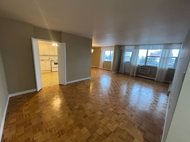 Photo du bâtiment - 1061 Queen's Blvd