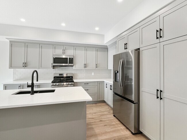 Building Photo - 2618-2628 28 Ave SW