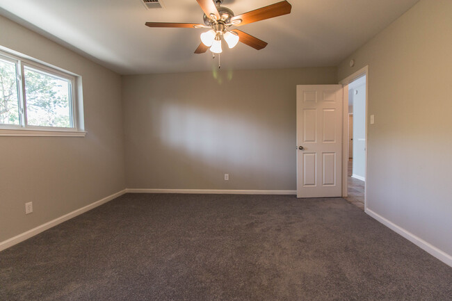 Master bedroom - 5750 Ludington Dr