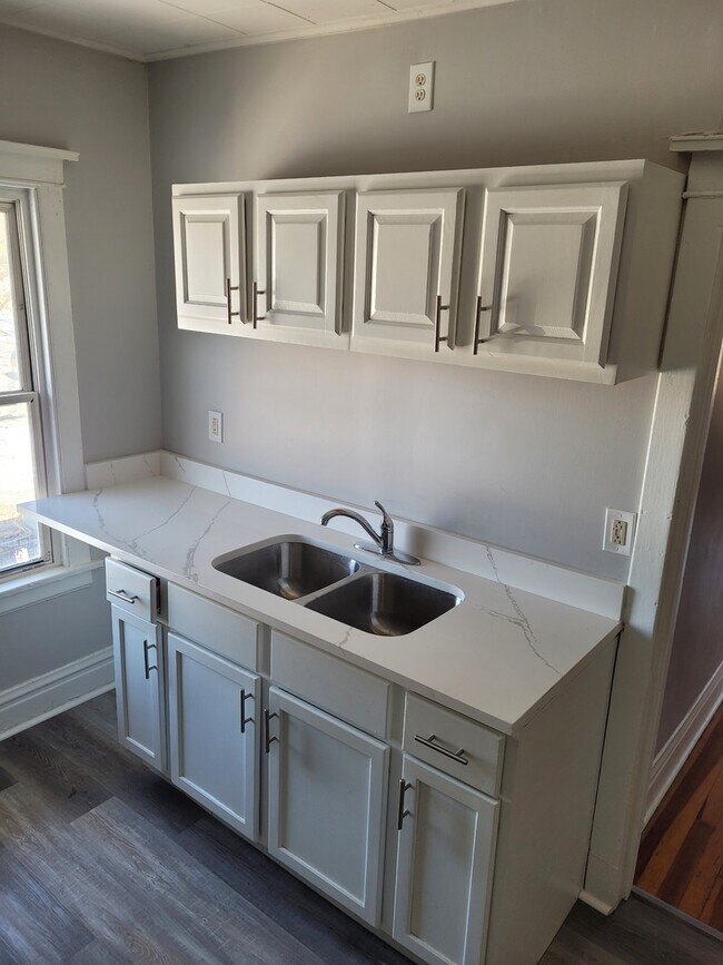 Foto del edificio - 2436 Burr Oak Ave