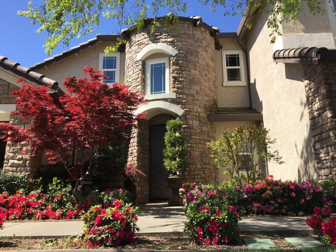 Primary Photo - Beautiful Serrano Two Story 4 Bed 4 Bath W...