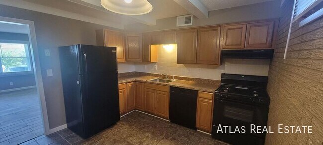 Foto del edificio - Cozy 2 bedroom 1 bathroom apartment in Ple...