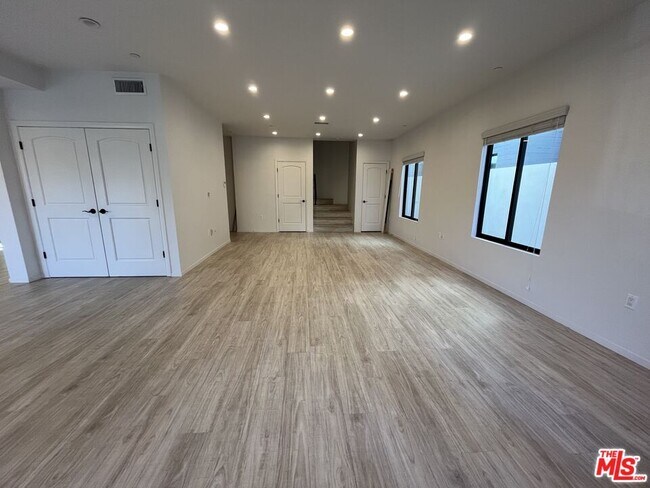 Building Photo - 913 Hilldale Ave