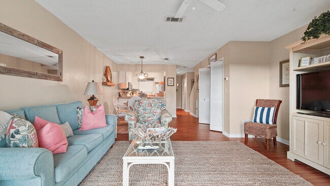 Foto del edificio - 17620 Front Beach Rd