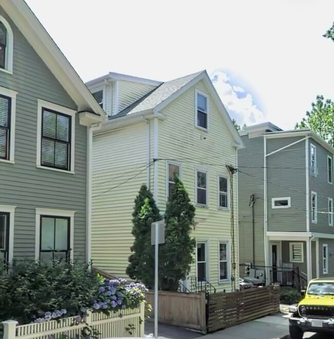 22 Hingham St