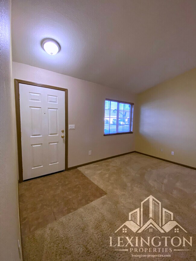 Foto del edificio - Beautiful, Spacious, 3-Bed 2-Bath Home available in Roseville!