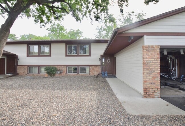 Building Photo - Available November 1st - updated 3 bed, 2....