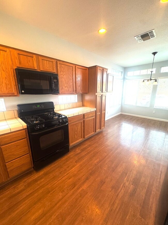 Foto del edificio - THREE BEDROOM TWO BATH SINGLE STORY HOME SEE VIDEO