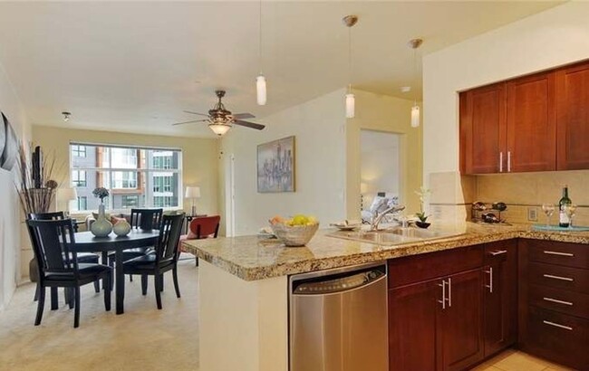 Foto del edificio - Beautiful Condo in the Heart of Ballard!