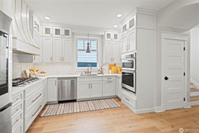 Building Photo - Grand 4 bedroom Wallingford Home with Nann...