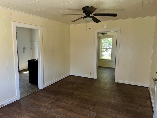 Building Photo - 1 Bedroom house on large lot in quiet neig...