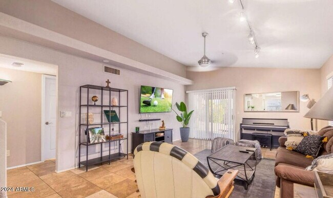 Foto del edificio - 8813 E Charter Oak Dr